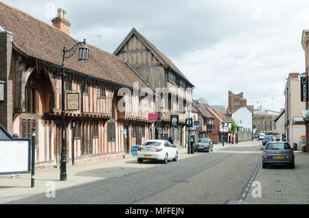 Negozi e imprese nel borgo medievale di Spon Street a Coventry, Regno Unito Foto Stock