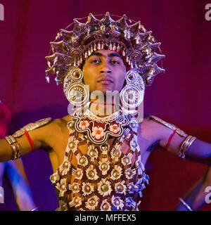 Orizzontale Verticale Square ritratto di una ballerina Kandyan, Kandy, Sri Lanka. Foto Stock