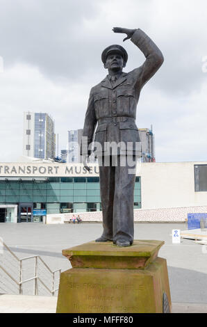 Statua di Sir Frank Whittle, inventore del motore turbogetto, al di fuori di Coventry Transport Museum,UK Foto Stock