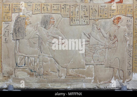 Calcare bassorilievo del la Stele di Amenhotep soprannominato Huy datato dal XIX dinastia, regno nuovo, da Memphis in mostra al Museo Archeologico Nazionale (Museo Archeologico Nazionale di Napoli) in Napoli, campania, Italy. Amenhotep soprannominato Huy era uno scriba della tabella e direttore del festival di Osiride durante il regno del faraone Seti I (1292-1279 a.C.). Amenhotep la Huy ricevere offerte da un sacerdote funerario è raffigurato in bassorilievo. Foto Stock