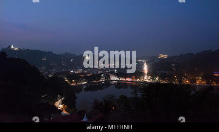 Panoramica orizzontale cityscape di Kandy durante la notte, Sri Lanka. Foto Stock