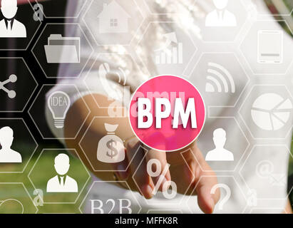 Imprenditrice spinge un pulsante BPM, Gestione processo di business sul touch screen Foto Stock
