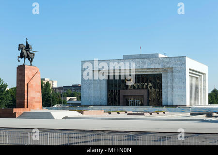 Ala-Too square e il museo storico statale ex museo di Lenin e Manas statua, Bishkek, Kirghizistan, Asia centrale Foto Stock