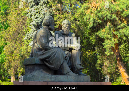 Marx e Engels statua, Dubovy park, a Bishkek, Kirghizistan, Asia centrale Foto Stock