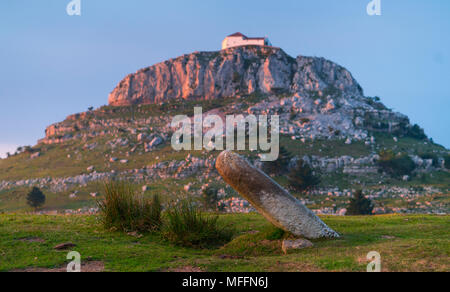 Menhir Ilso de Lodos e Ermita Ntra.Sra. de las Nieves, Guriezo, MOC Montaña Oriental Costera, NATURA 2000, Cantabria, Spagna, Europa Foto Stock