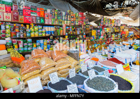 Stallo alimentari, mercato in materia di SSL, Bishkek, Kirghizistan, Asia centrale Foto Stock