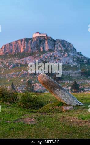 Menhir Ilso de Lodos e Ermita Ntra.Sra. de las Nieves, Guriezo, MOC Montaña Oriental Costera, NATURA 2000, Cantabria, Spagna, Europa Foto Stock