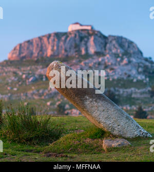 Menhir Ilso de Lodos e Ermita Ntra.Sra. de las Nieves, Guriezo, MOC Montaña Oriental Costera, NATURA 2000, Cantabria, Spagna, Europa Foto Stock