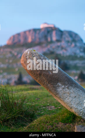 Menhir Ilso de Lodos e Ermita Ntra.Sra. de las Nieves, Guriezo, MOC Montaña Oriental Costera, NATURA 2000, Cantabria, Spagna, Europa Foto Stock