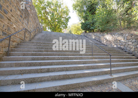 Scale in pietra con balaustre in metallo andando fino in città di Toledo, Spagna, Europa Foto Stock