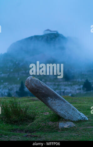 Menhir Ilso de Lodos e Ermita Ntra.Sra. de las Nieves, Guriezo, MOC Montaña Oriental Costera, NATURA 2000, Cantabria, Spagna, Europa Foto Stock