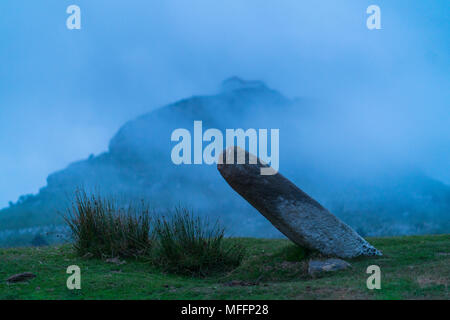 Menhir Ilso de Lodos e Ermita Ntra.Sra. de las Nieves, Guriezo, MOC Montaña Oriental Costera, NATURA 2000, Cantabria, Spagna, Europa Foto Stock