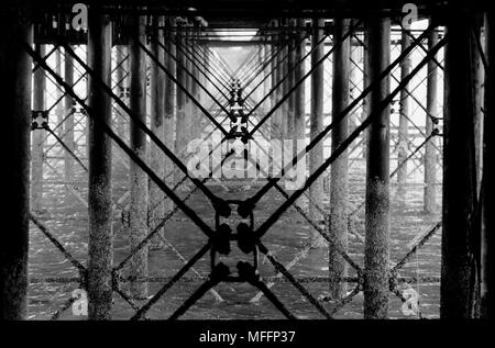 Southend Pier construzione 2018 Mostra vittoriana di lavorare il ferro engineering sotto il molo Foto Stock