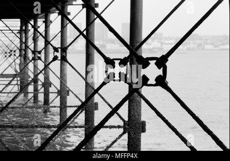 Southend Pier construzione 2018 Mostra vittoriana di lavorare il ferro engineering sotto il molo Foto Stock