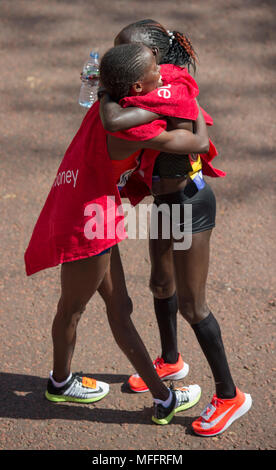 Soldi VIRGIN LONDON MARATHON 2018. Vivian Cheruiyot (KEN) vincitore, con Brigid Kosgei (KEN) secondo. Foto Stock