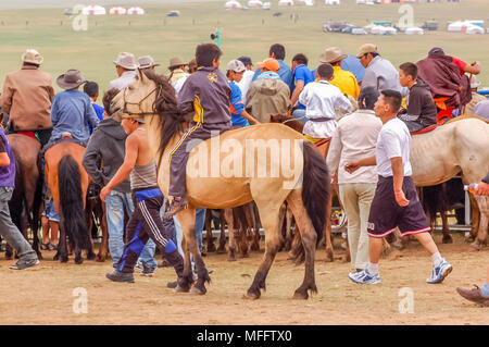 Khui Doloon Khudag, Mongolia - Luglio 12, 2010: Cavalieri Nadaam a cavallo di razza sulla steppa al di fuori della capitale Ulaanbaatar Foto Stock