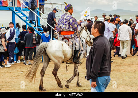 Khui Doloon Khudag, Mongolia - Luglio 12, 2010: il cavaliere in costume tradizionale a Nadaam corsa di cavalli sulla steppa capitale esterno Ulaanbaatar Foto Stock