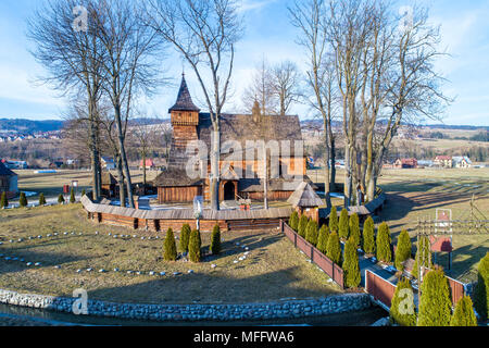 Debno, Polonia. Legno medievale chiesa gotica di San Michele Arcangelo, costruito nel XV secolo, ancora attivo. Vista aerea. Foto Stock