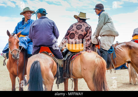 Khui Doloon Khudag, Mongolia - Luglio 12, 2010: cavalieri in costume tradizionale a Nadaam corsa di cavalli sulla steppa capitale esterno Ulaanbaatar Foto Stock