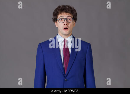 Ragazzo in tuta blu shoking Foto Stock