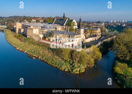 Cracovia in Polonia. Norbertine convento femminile, la chiesa, la Vistola e Rudawa fiumi e punto di vista lontano del tumulo di Kosciuszko. Foto aerea. Foto Stock