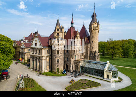 Favoloso castello storico di Moszna nei pressi di Opole, Slesia, Polonia. Costruito nel XVII secolo, esteso dal 1900 al 1914. Uno dei più noti e più beau Foto Stock