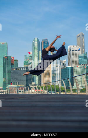 Elegante ballerina woman dancing balletto in città Foto Stock