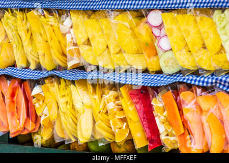 Frutta tagliata in sacchi su strada carrello, Guatemala, America Centrale Foto Stock