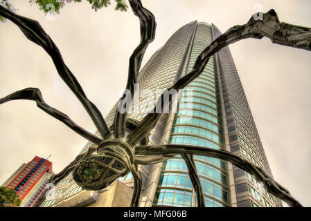 Maman, un ragno scultura, e Mori Tower a Roppongi Hills. Foto Stock