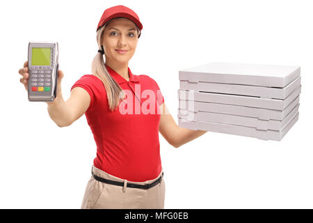 Consegna ragazza con un terminale di pagamento e una pila di scatole per pizza isolati su sfondo bianco Foto Stock