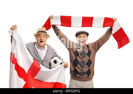 Overjoyed anziani appassionati di calcio con una bandiera inglese e un foulard isolati su sfondo bianco Foto Stock