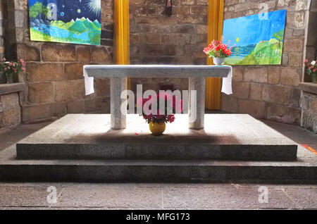 Vista interna dell altare della Eglise Saint-Yves chiesa, Huelgoat, Brittany, Francia - Giovanni Gollop Foto Stock