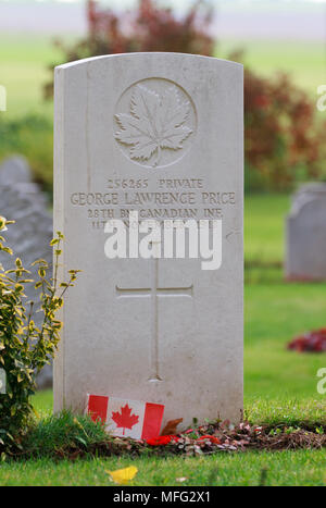 Tomba di George Lawrence Prezzo al St Symphorien cimitero militare. Egli è riconosciuto come l'ultimo soldato del commonwealth per essere ucciso prima dell'armistizio. Foto Stock