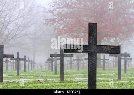 WW1 tombe tedesco su un nebbioso giorno tra l'autunno e l'inverno. Foto Stock