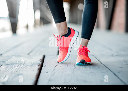 In piedi in scarpe da corsa Foto Stock