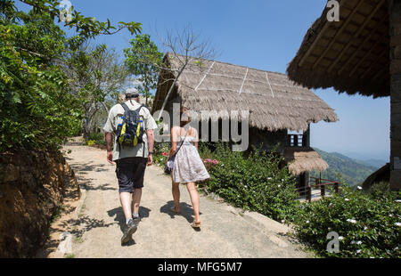 I turisti a piedi la loro casetta in 98 acri Resort and Spa in Ella, Sri Lanka Foto Stock