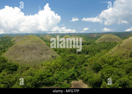 Chocolate Hills, geologico nazionale monumento, Bohol, Central Visayas, Filippine Data: 24.06.08 RIF: ZB777 115635 0039 credito obbligatoria: Woodfal Foto Stock