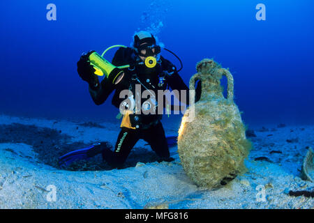 Subacqueo con anfora, ISOLA IST, Croazia, Mare Adriatico, Mediterranea Data: 22.07.08 RIF: ZB777 117110 0022 OBBLIGATORIO DI CREDITO: Oceans-Image/Ph Foto Stock