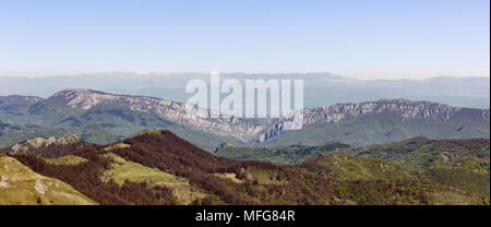 Vista mozzafiato da Ruy (Ruj) summit, situato al confine tra la Bulgaria e la Serbia, per distante monte dei Balcani (vecchia montagna) gamma principale e f Foto Stock