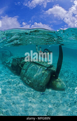 Apneista snorkeling su Zero Fighter relitto aereo, a 2 metri di profondità nella laguna, Palau (Belau), Micronesia, Oceano Pacifico Data: 23.07.08 Ref: Foto Stock