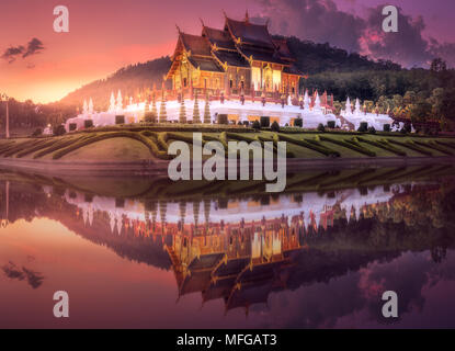 Royal Ratchaphruek Flora Park al tramonto di Chiang Mai Foto Stock