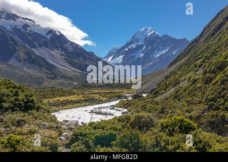 Spettacolare Hooker Valley via sull'Isola Sud della Nuova Zelanda ha aperto, viste spettacolari dell'iconico di picco (Aoraki Monte Cook) per molto del sh Foto Stock