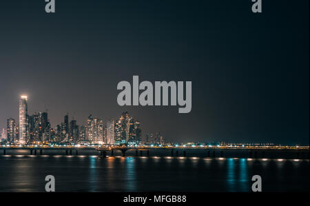 Panama city skyline notturno - quartiere finanziario del centro cittadino, edifici grattacielo di notte - Foto Stock