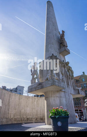Il Monumento Nazionale in Piazza Dam, Amsterdam, Paesi Bassi, è un1956 II guerra mondiale,monumento nazionale a ricordo dei morti cerimonia di premiazione si svolge. Foto Stock
