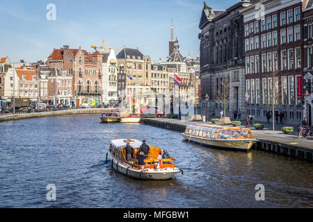 Barche sul fiume Amstel di Amsterdam, Paesi Bassi, l'Europa. Foto Stock