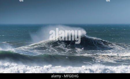 Regno Unito meteo. Una grande onda potente edificio a Fistral; Newquay Cornwall. Foto Stock