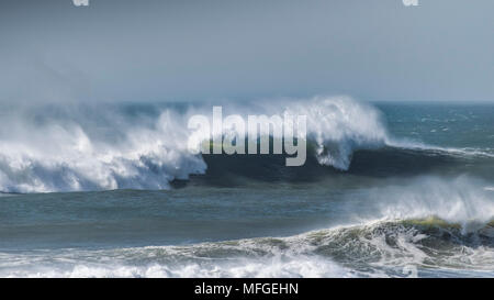 Un grande potente onda a Fistral Beach in Newquay in Cornovaglia. Foto Stock