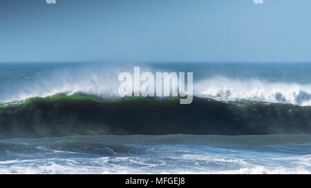 Un grande potente onda a Fistral a Newquay in Cornovaglia. Foto Stock