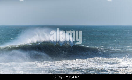 Un grande edificio d'onda sulla North Cornwall coast. Foto Stock