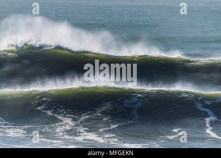 Grandi onde potenti edificio a Fistral a Newquay in Cornovaglia. Foto Stock